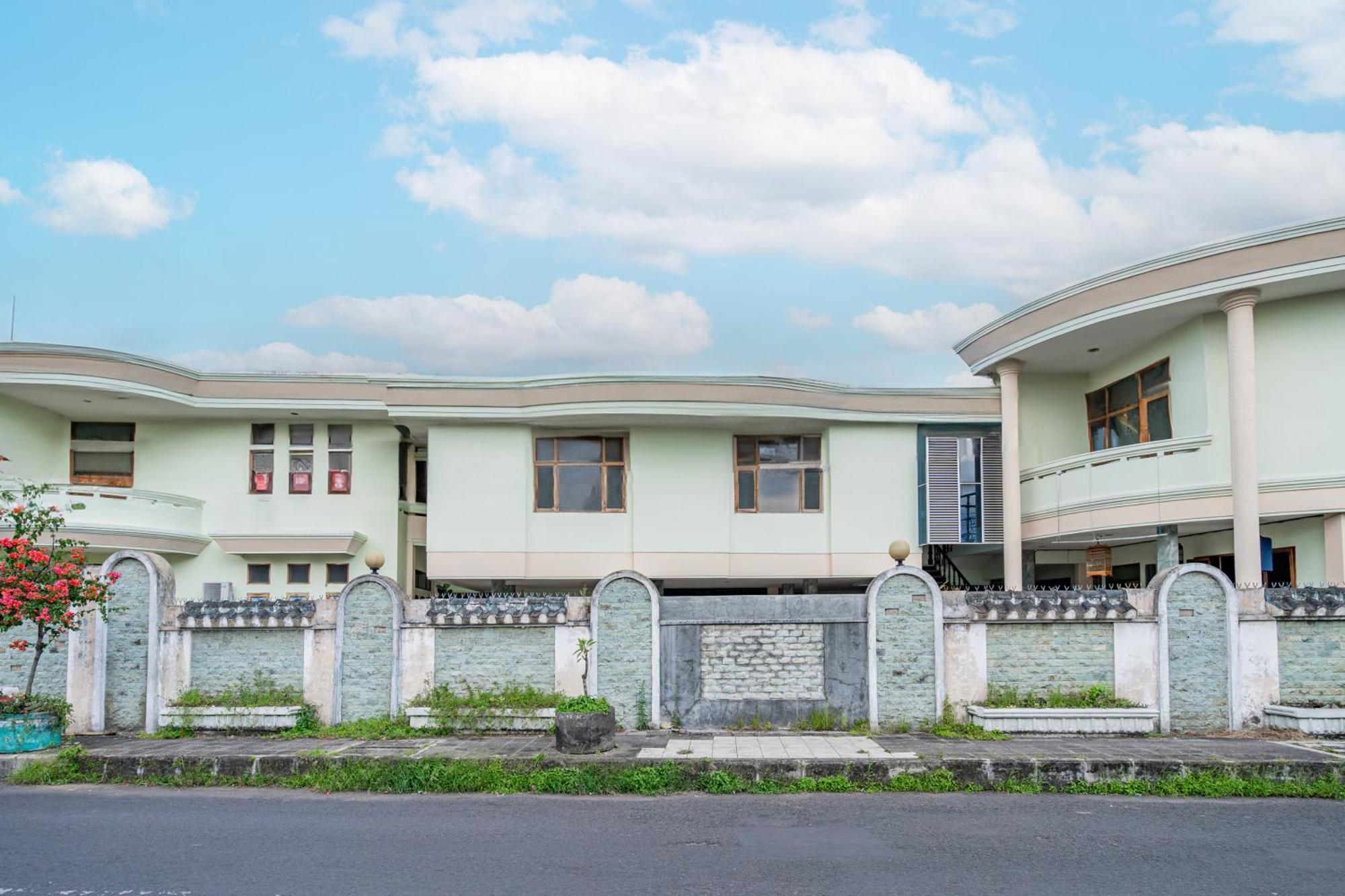 Collection O Tasikmalaya Near Stadium Wiradadaha Formerly Hotel Abadi المظهر الخارجي الصورة