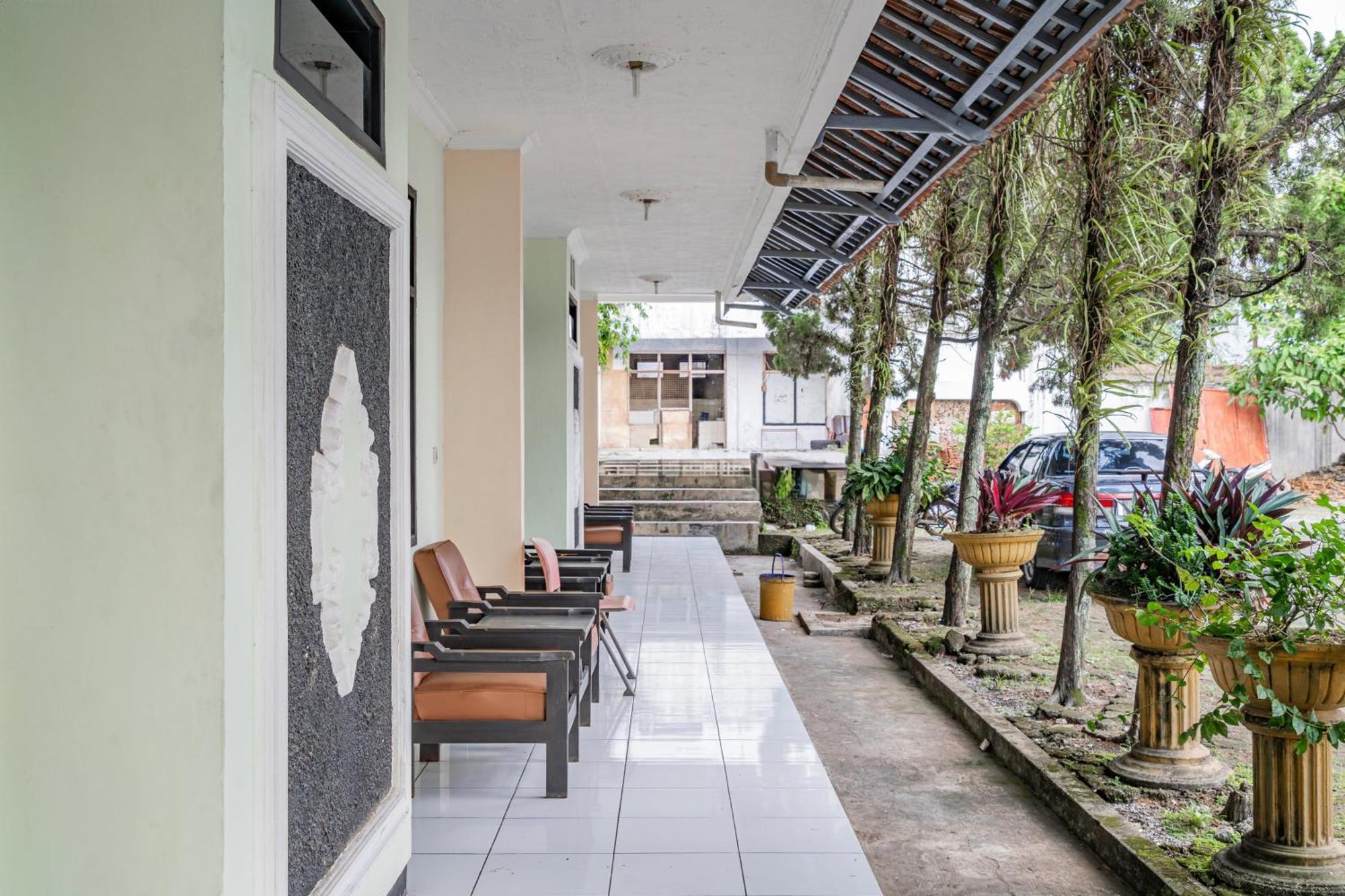 Collection O Tasikmalaya Near Stadium Wiradadaha Formerly Hotel Abadi المظهر الخارجي الصورة